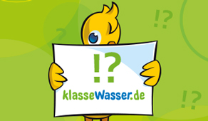 Paula Platsch, die Ente der Berliner Wasserbetriebe hält ein Schild in ihren Flügeln