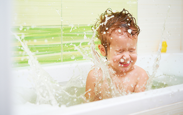 Kind in der Badewanne