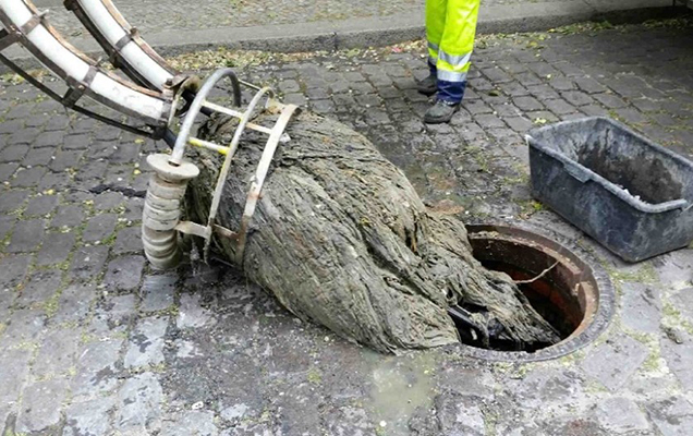 Verzopfung durch Feuchtücher im Kanal