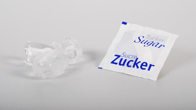 Eiswürfel mit Zuckerpackung